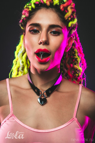 Тонкий черный ошейник с замком-сердечком Party Hard Utopia