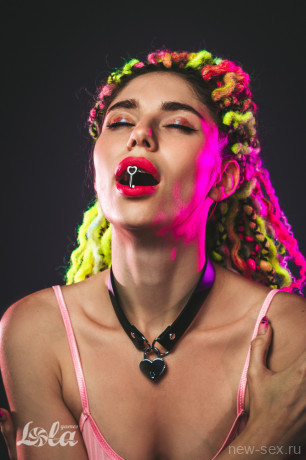 Тонкий черный ошейник с замком-сердечком Party Hard Utopia