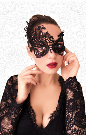 Кружевная маска в венецианском стиле